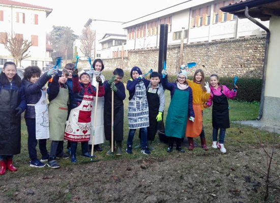 Gli alunni della classe prima scoprono i segreti della coltivazione bio con l’orto di classe