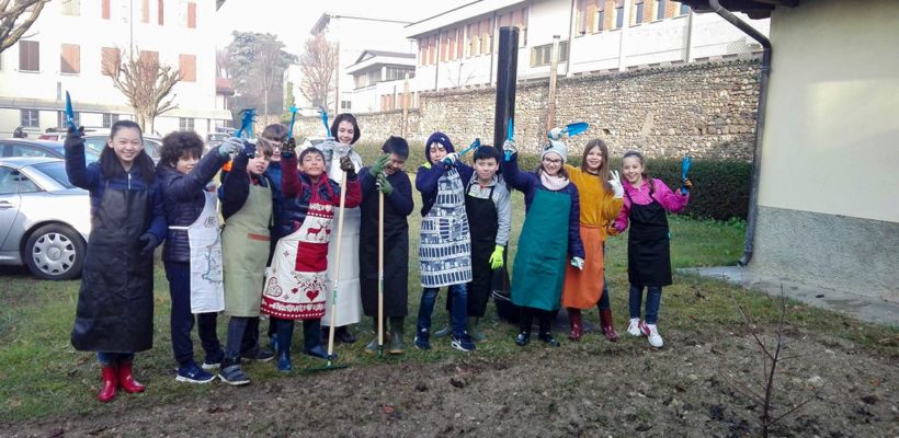 Gli alunni della classe prima scoprono i segreti della coltivazione bio con l’orto di classe